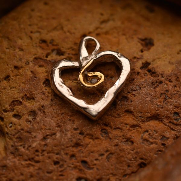 Сребърен медальон 925 „Сърце със златна спирала“ – символ на любов