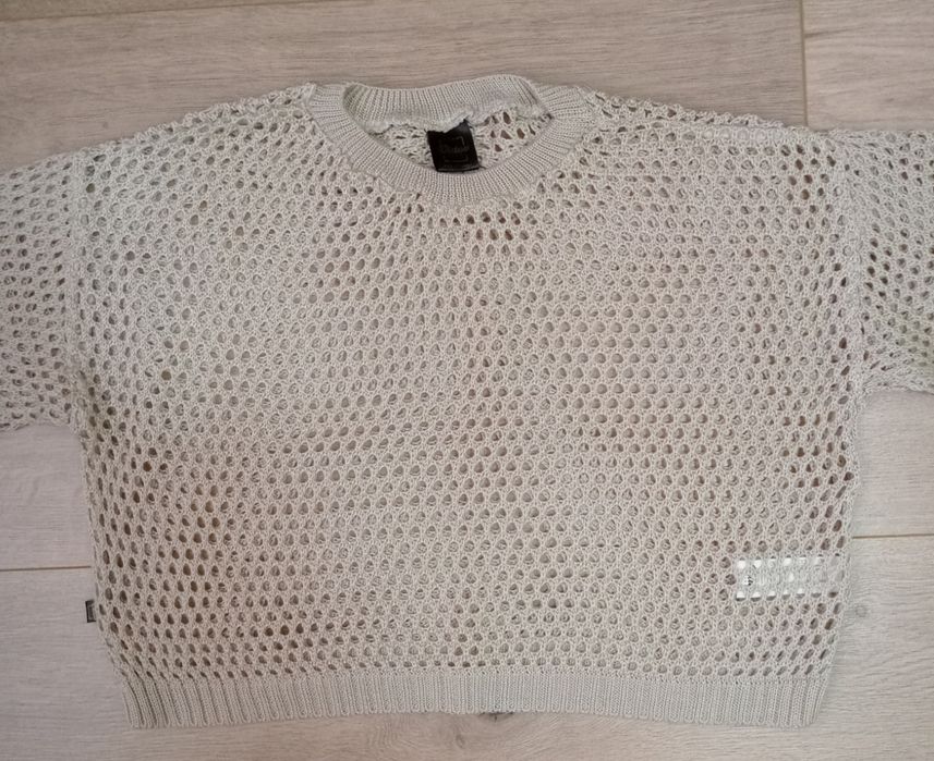 Свитер в сетку бежевого цвета