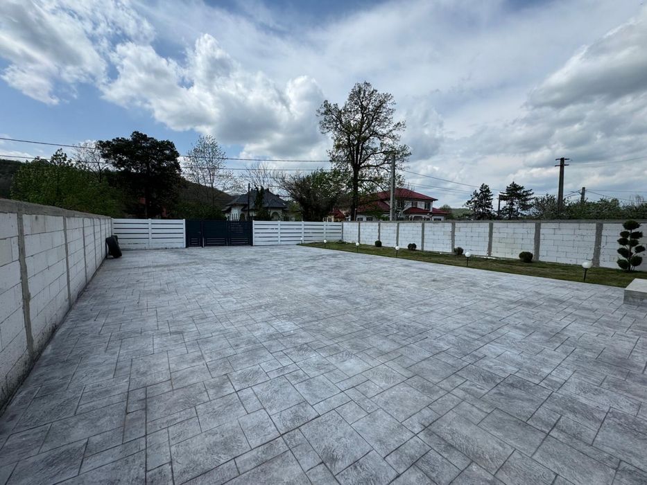 Vând casa la pret foarte bun. Zona linistita,  ideala pentru familie