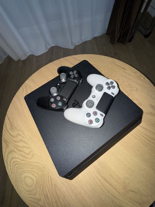 Play Station 4 cu 2 manete Sony