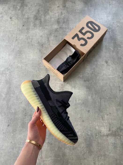 Отново Yeezy Boost 350 V2 CARBON