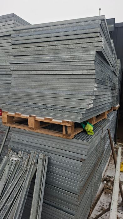 Vindem grătare zincate galvanizate la ori ce dimensiuni se debitează și la comanda clientului și facem și trepte zincate pentru scari metalice și grăt