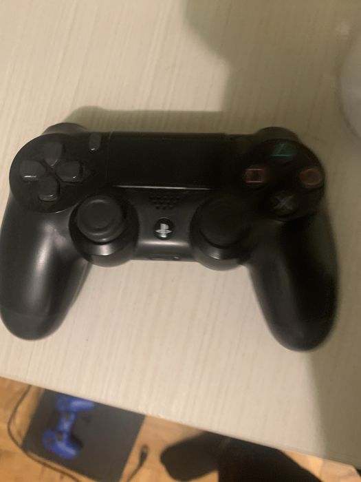 Playstation 4 slim с 2 контролера перфектно състояние