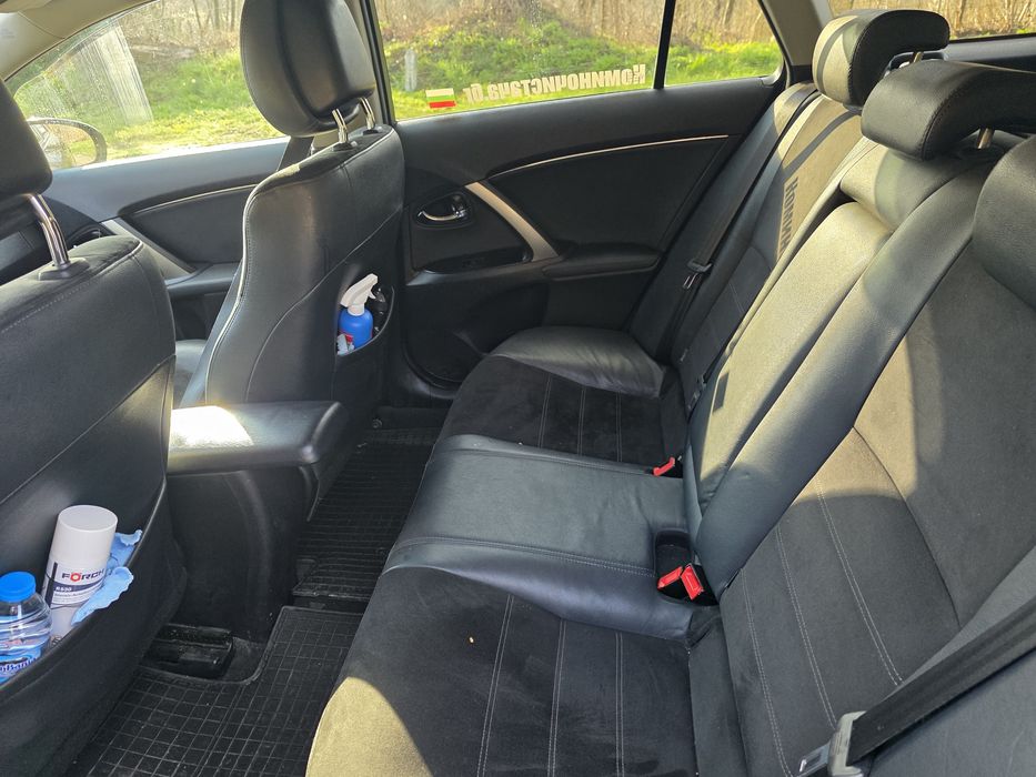 Продавам Тойота Авенсис