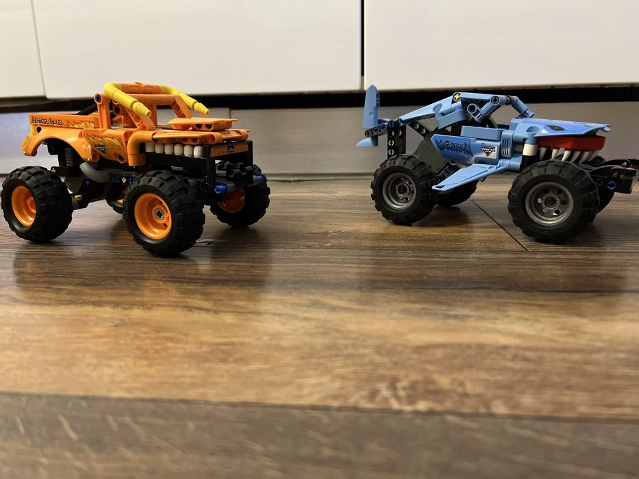 2 masini monstertruck utilizate