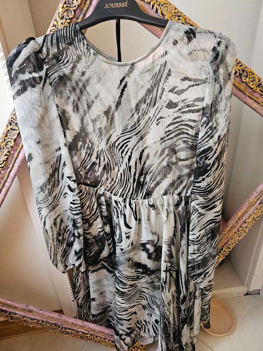 Рокля с подплата Twinset размер 38 материал шифон в перфектно състояни