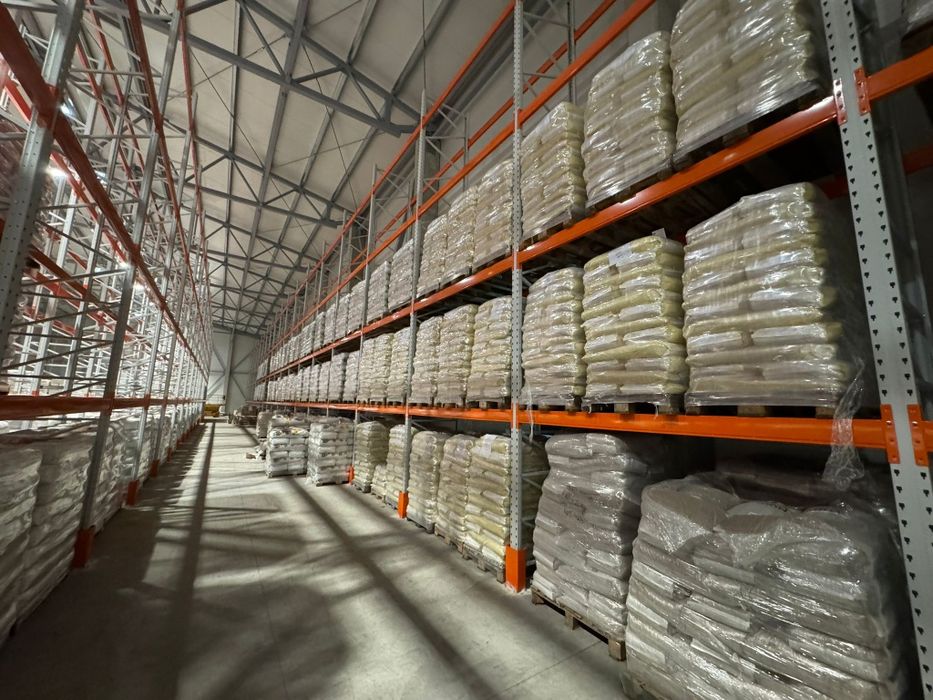 Avem pe stoc rafturi metalice  industriale reglabile