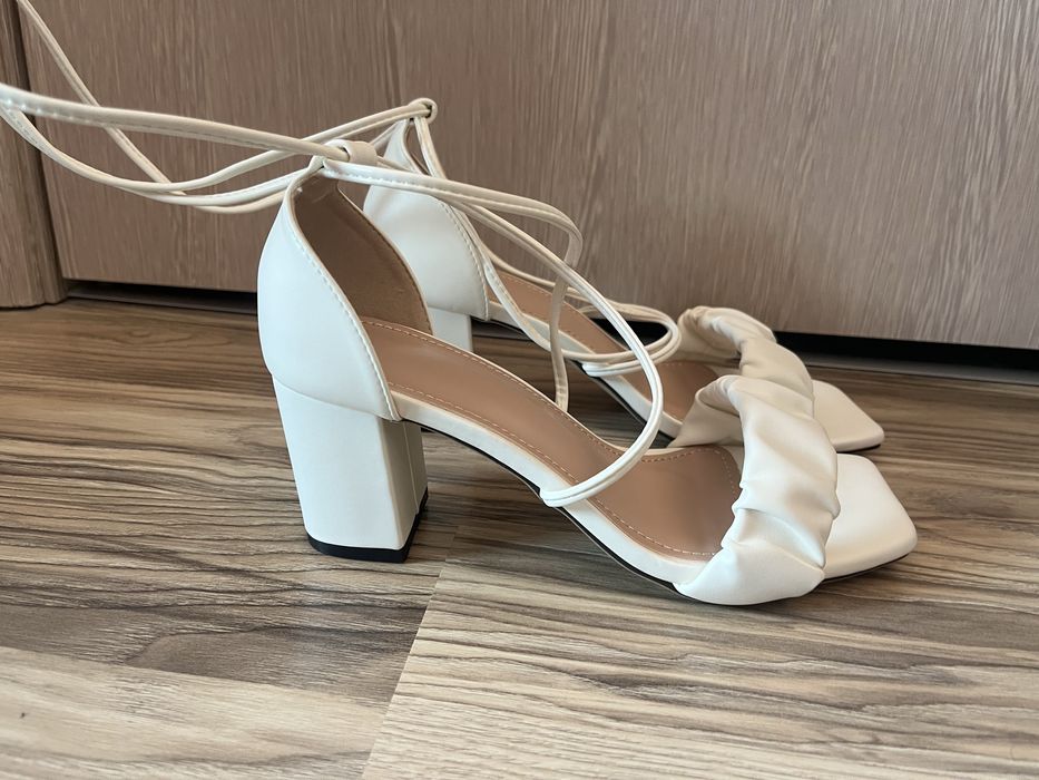 Бели обувки с дебел ток