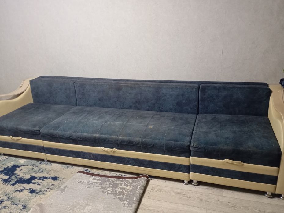 Продам диван в среднем состоянии