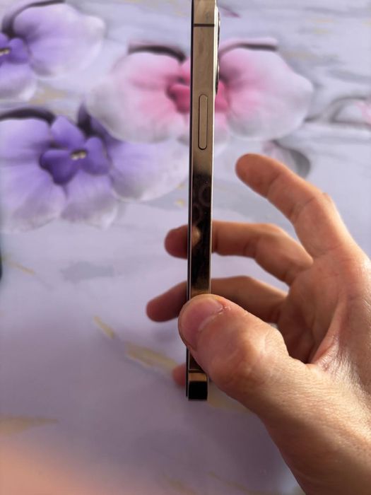 Продам айфон 12 про