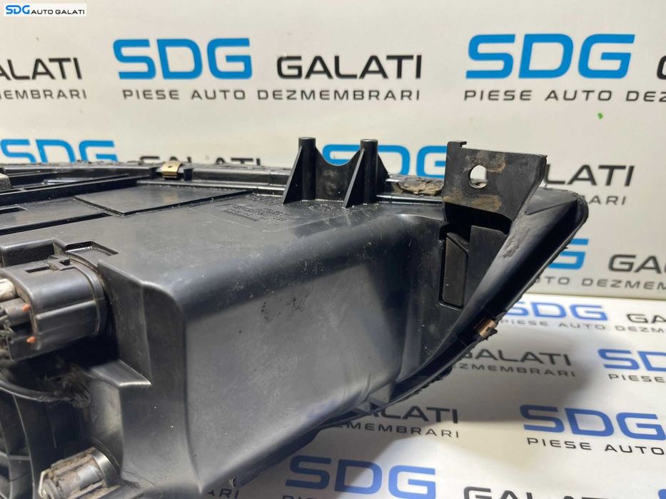 Far Dreapta Xenon cu Lupa si Modificare Banda Led Mazda 6 2002 - 2008 Cod 130732908601 [B3007]