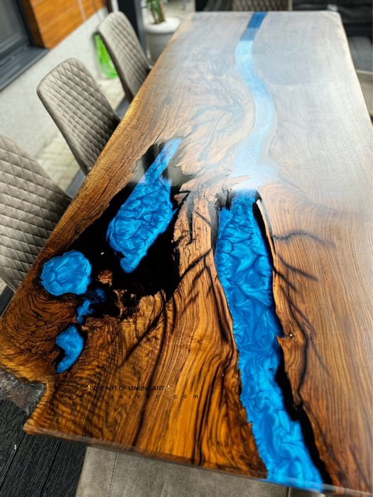 Трапезна маса от дърво и епоксидна смола