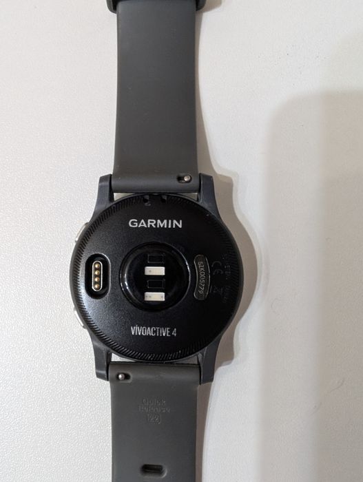 Часовник Garmin Vivoactive 4