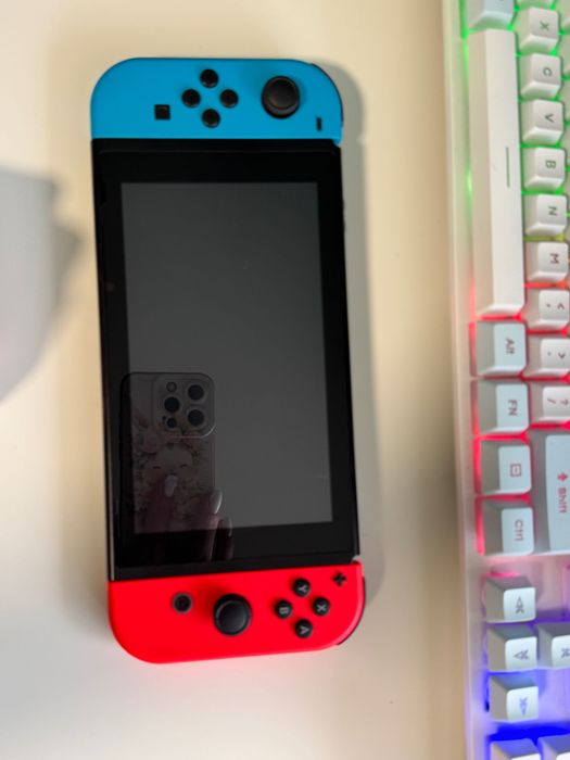 Nintendo Switch + Joy-Con (червен/син) + калъф – отлично състояние