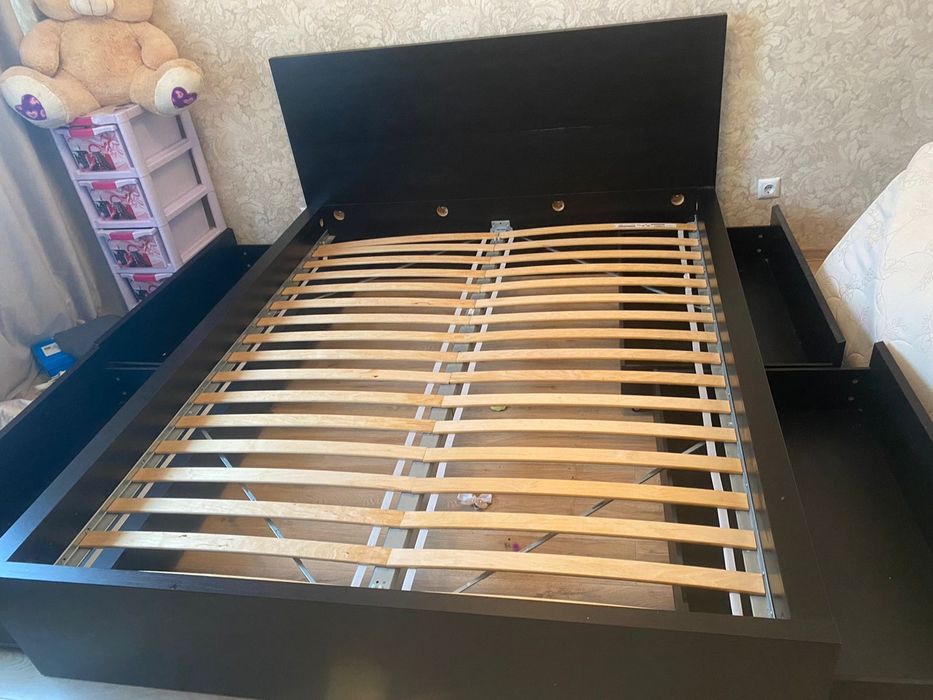 Двуспальная кровать