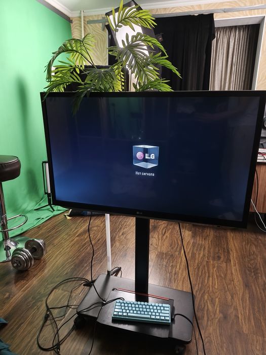 Телевизор с мобильной стойкой