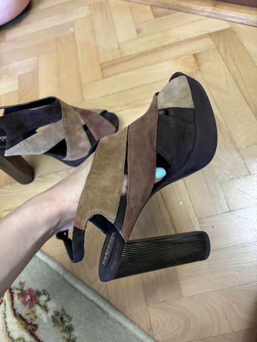 Sandale cu toc din piele intoarsa Geox