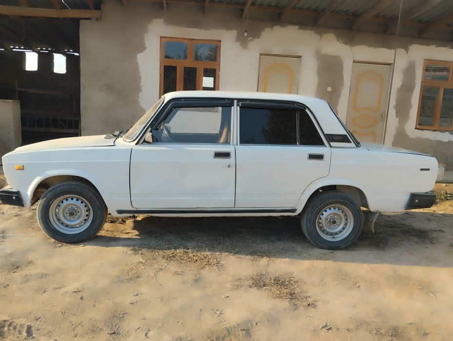 Lada 2107 sotiladi