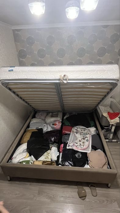 Кровать с матрасом