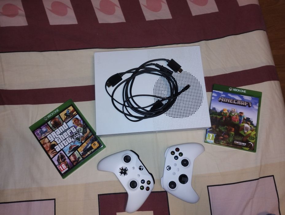 Xbox One S  cu 2 controllere