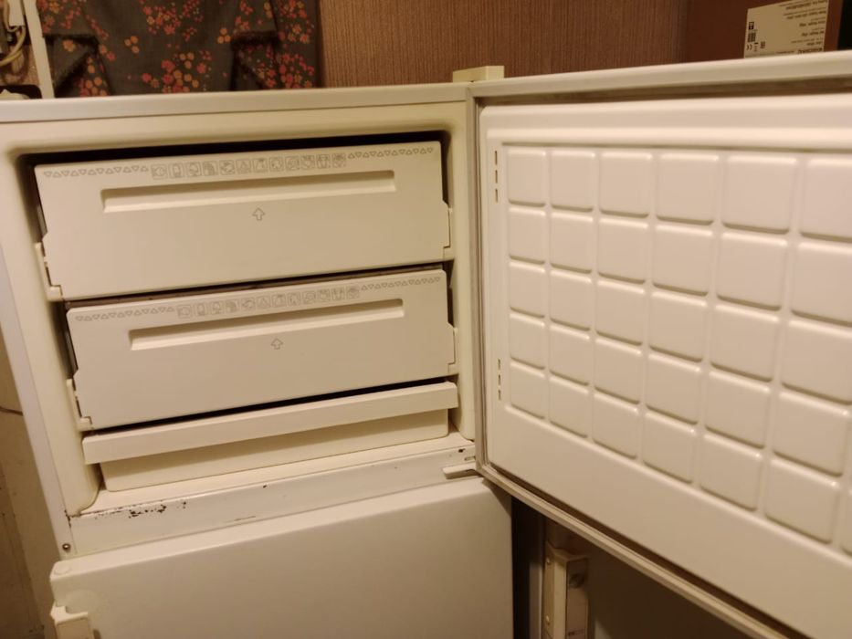 Продам холодильник с морозильной камерой