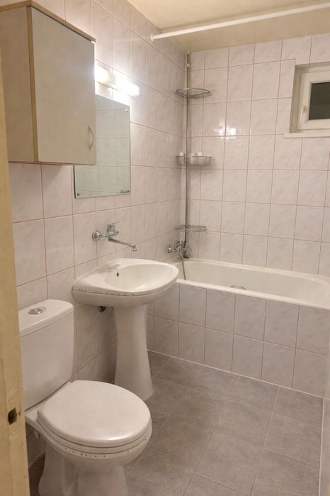 Apartamet cu 3 camere strada Moldovei zona scoli George Cosbuc.