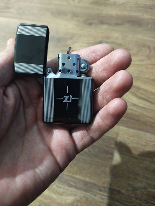Зажигалка Zippo.