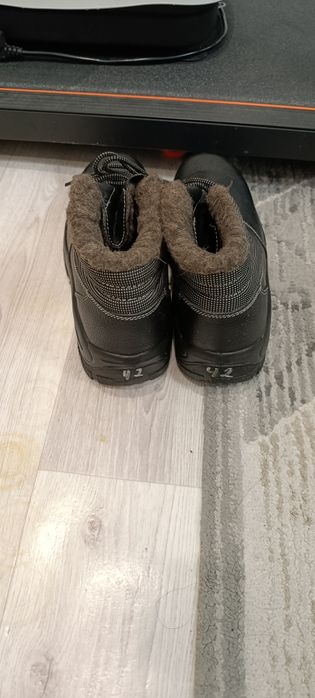 Продам зимнюю спец обувь