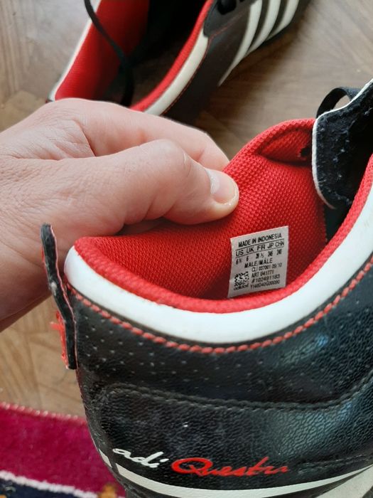 Vand adidasi sport Arata 10/10 ideali pentru sportul in sala si gazon