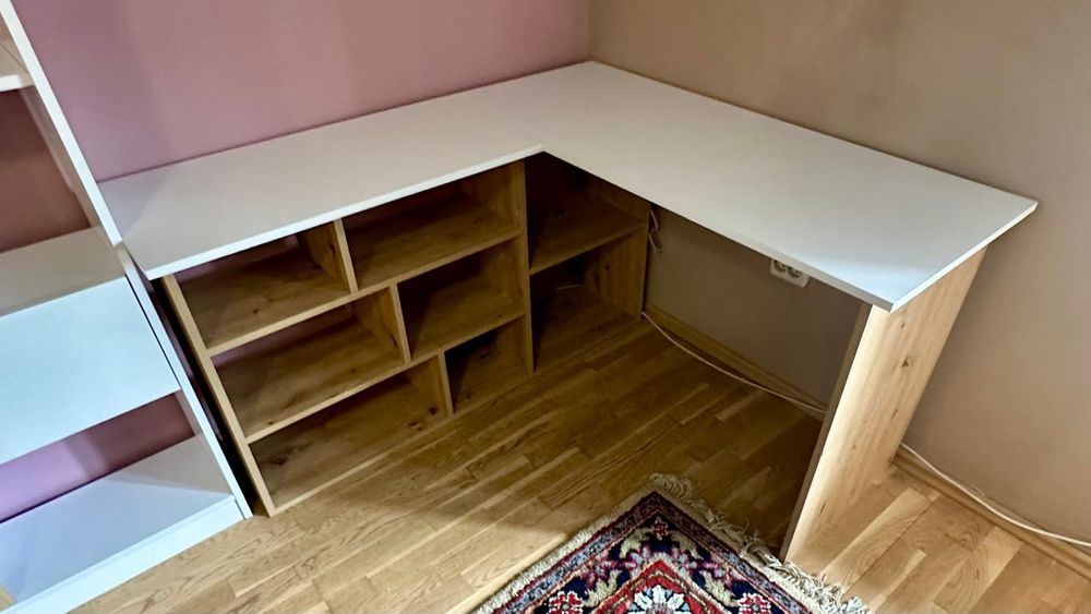 Birou cu biblioteca  in garantie