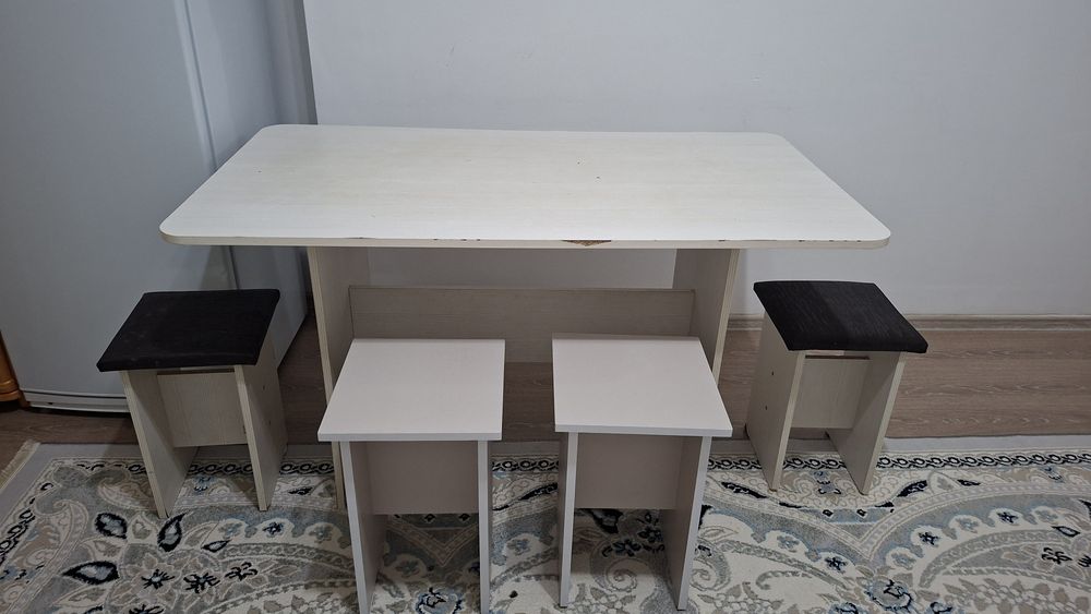 Стол с табуретками