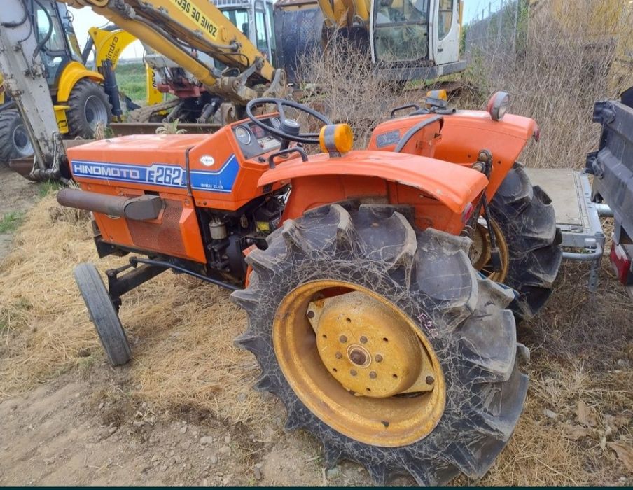 Tractoras japonez Hinomoto E262 26CP