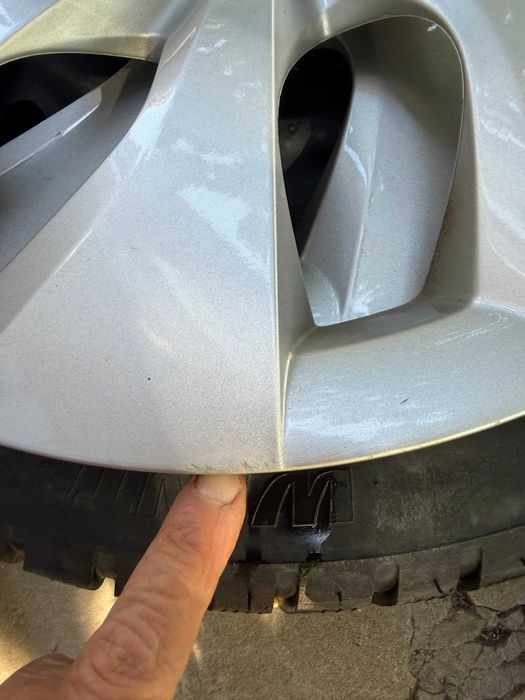4 броя железни джанти Toyota 16" с тасове и гайки (6.5J 16" ET45 5x114.3 60.1) и 2 зимни гуми 205/55/R16