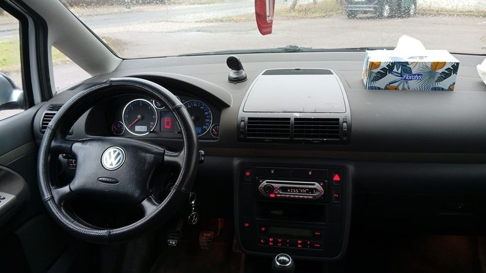 Vând Volkswagen Sharan