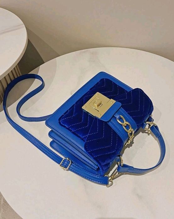 Чанта в кралско синьо