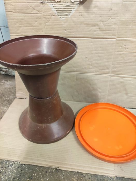 Продавам две стари табуретки: дървена и пластмасова