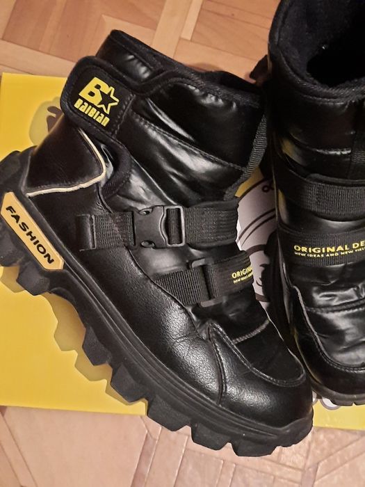 Продам новые демисезонные ботинки