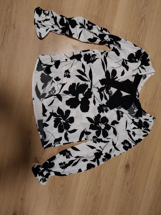 Блуза тънка, бяла на черни цветя