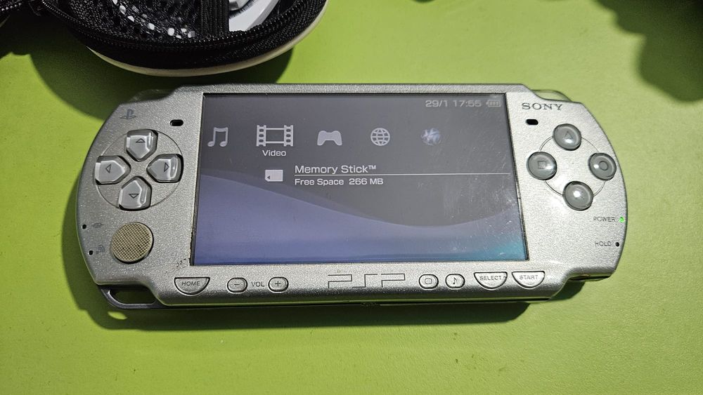 PSP portabil 2004 + 24 UMD-uri - Consola + Jocuri