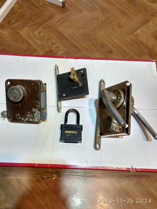 Замки РАЗНЫЕ и сердцевины. БЕЗ ключей ! 12-13 штук См все фото. Обмен.