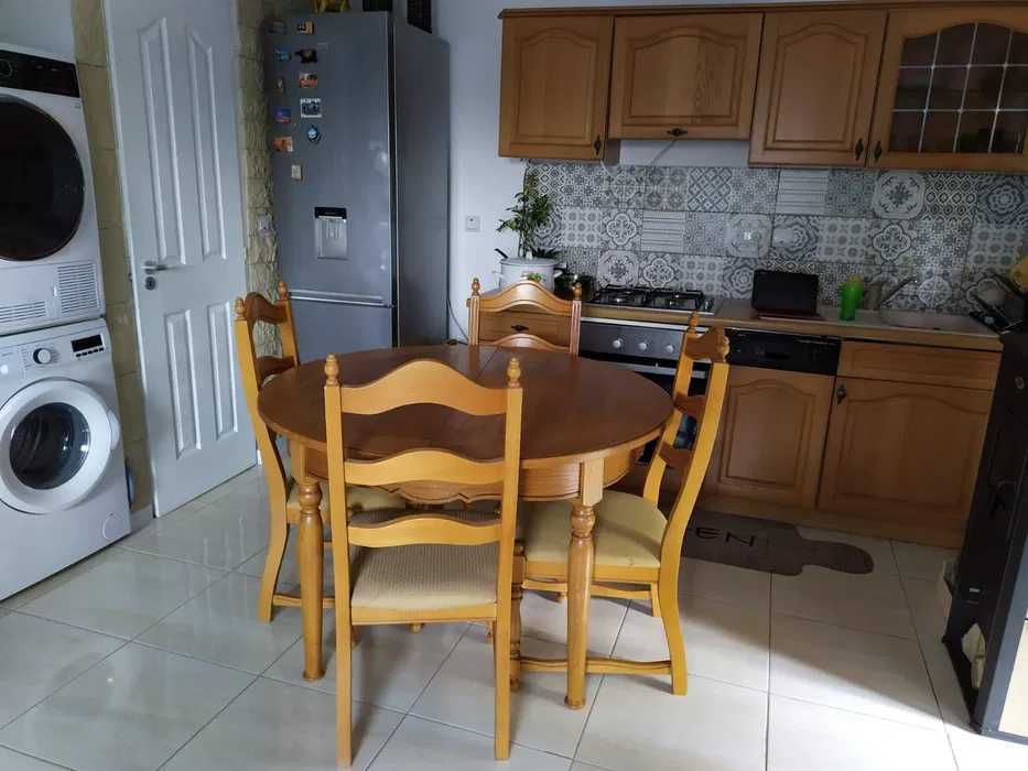 Masa  cu scaune de lemn