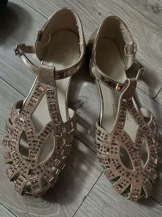 Продам детскую обувь