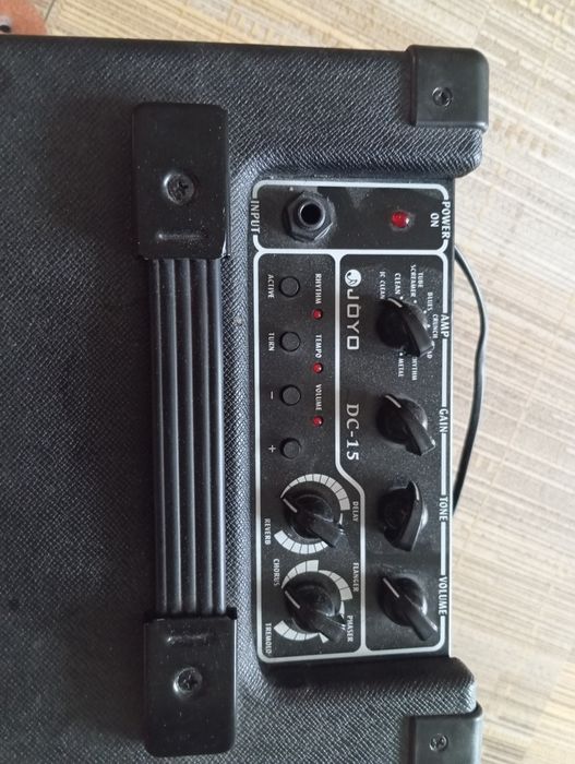 Продается электрогитара Stratocaster с звукоусилителем.