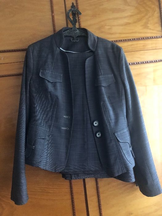 Vând costumas purtat o singura data