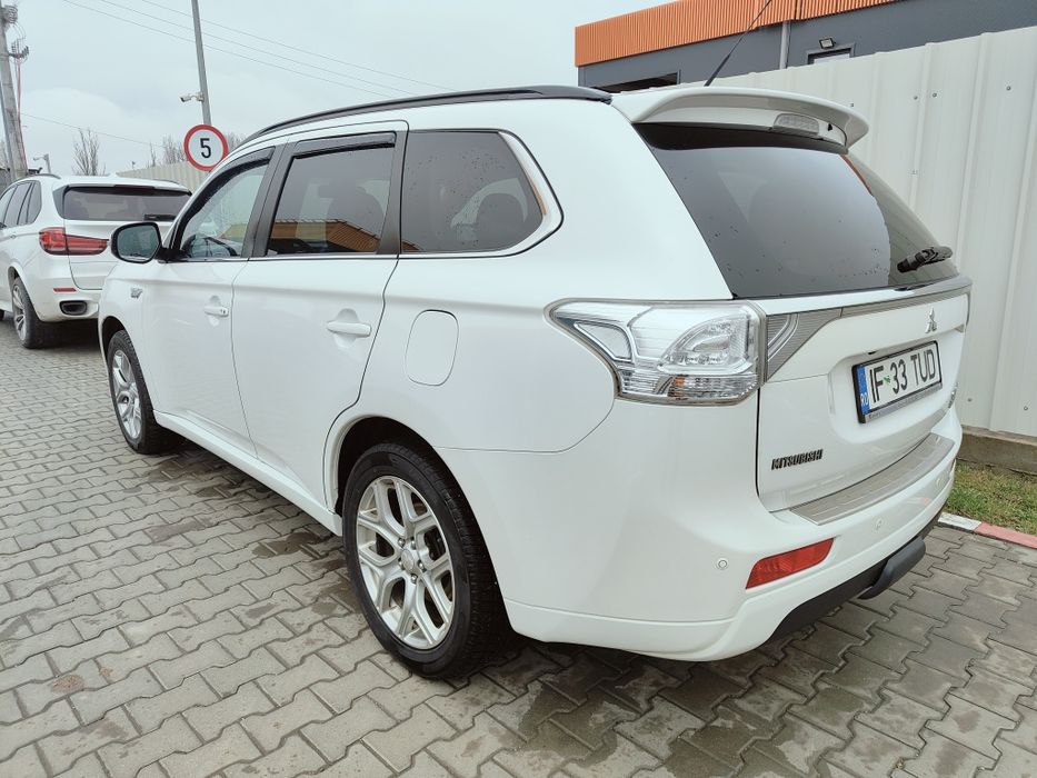 Mitsubishi Outlander PHEV Instyle Navi 4x4 echipare de top