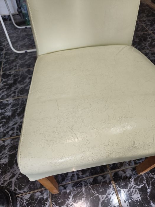 Set 2 Scaune living  din piele ecologica crem, picioare din lemn natur