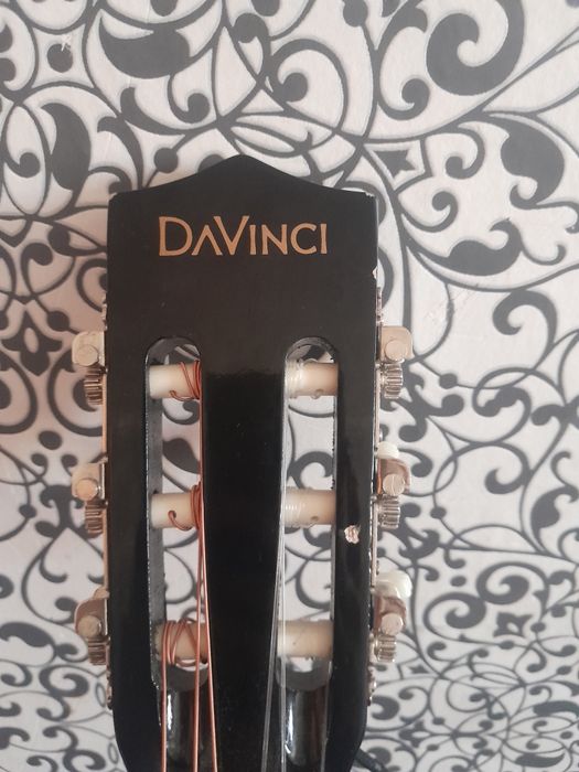 Гитара с чехлом.