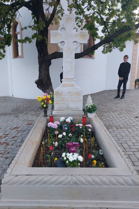 Lucrari funerare cavouri (cruci, morminte, monumente din piatra natura