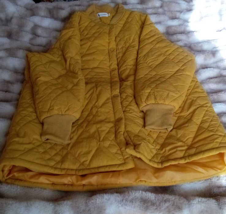 Ново, необличано олекотено дамско яке в слънчево жълт цвят.