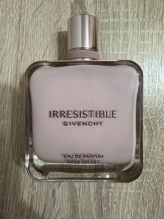 Продам парфюмированную воду Givenchy